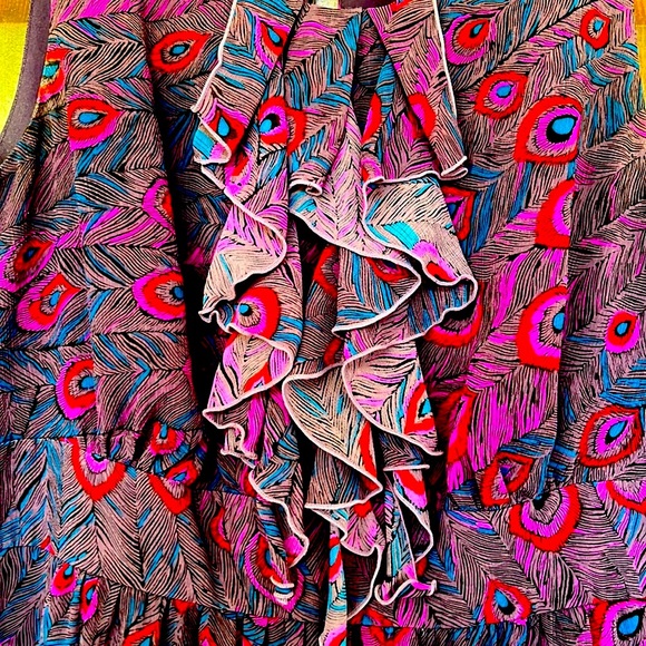 Sleeveless, unique print, ruffles in front and key hole in back, size M - Picture 4 of 5